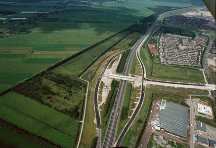 842633 Luchtfoto van de aanleg van een viaduct over de rijksweg A2 in de Zuilense Ring (rondweg Utrecht-Maarssen, ...